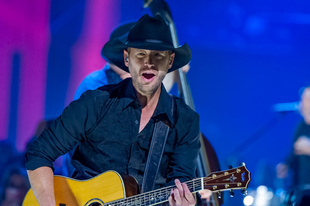 Paul Brandt – Front Row Pics